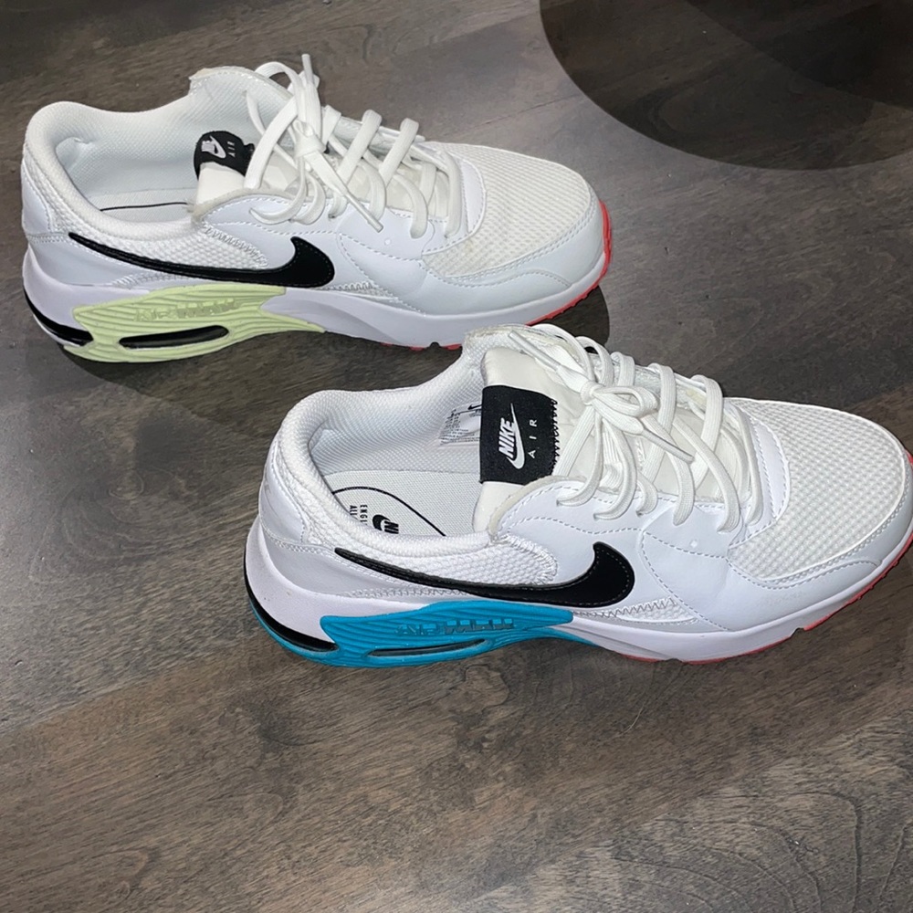 Women’s Nike sneakers